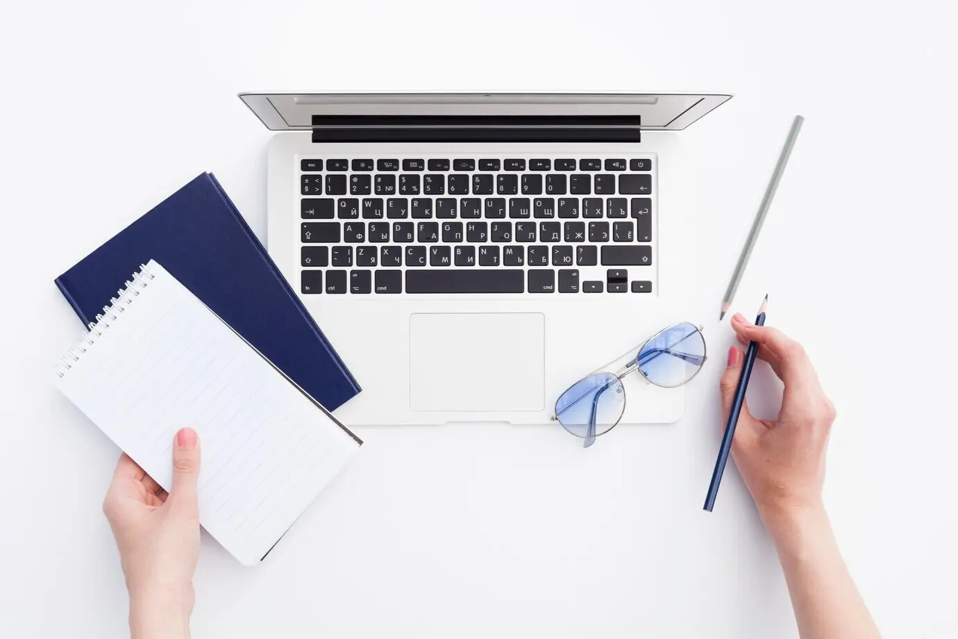 Концепция рабочего стола, вид сверху, с женскими руками