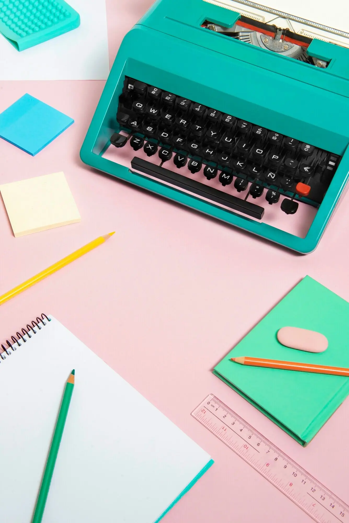 Ретро-пишущая машинка яркой расцветки с клавиатурой и кнопками.