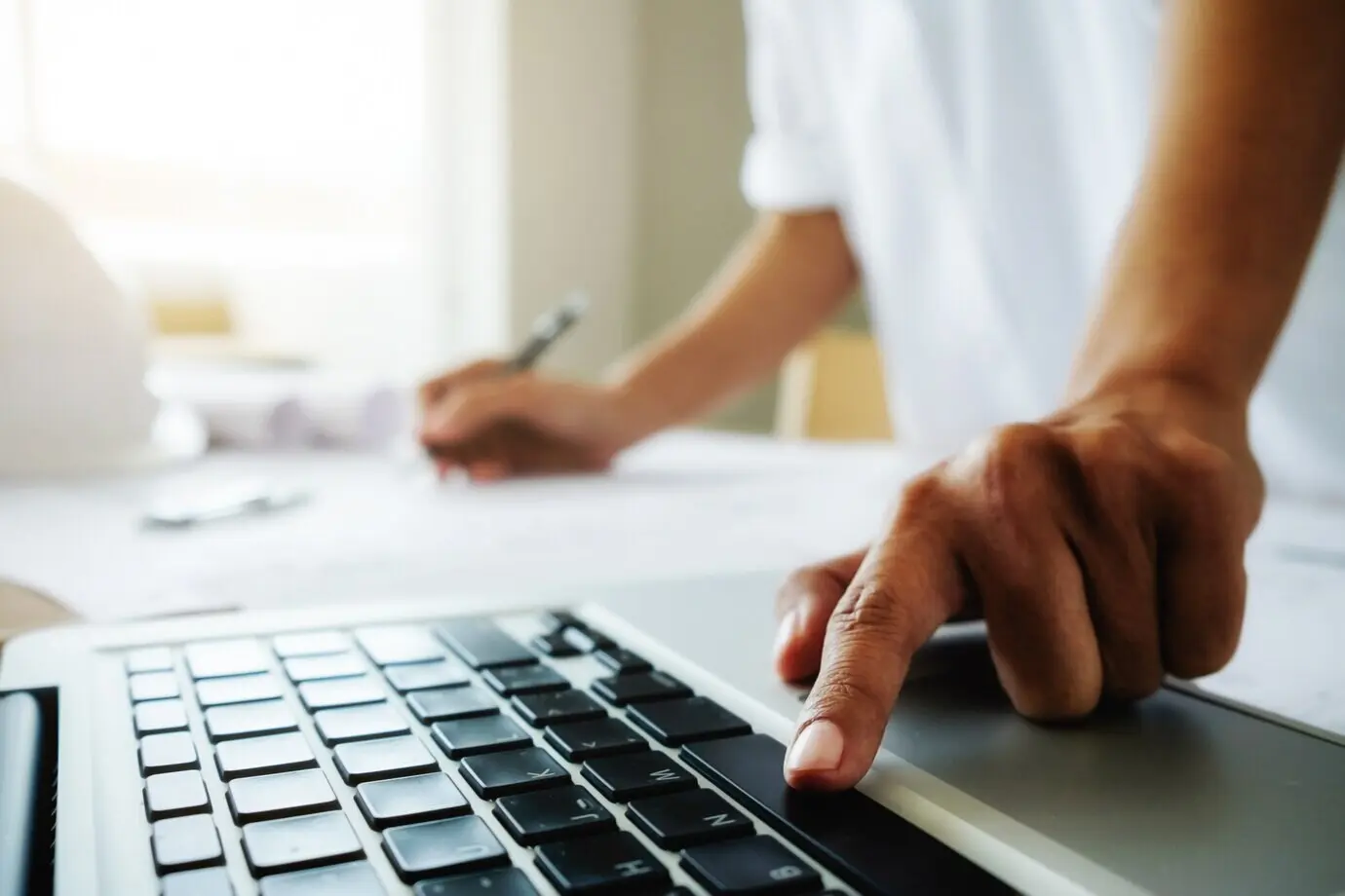 Руки инженера, работающего над чертежом. Концепция строительства. Инженерные инструменты. Винтажный тон, эффект ретро-фильтра, мягкий (селективный) фокус.